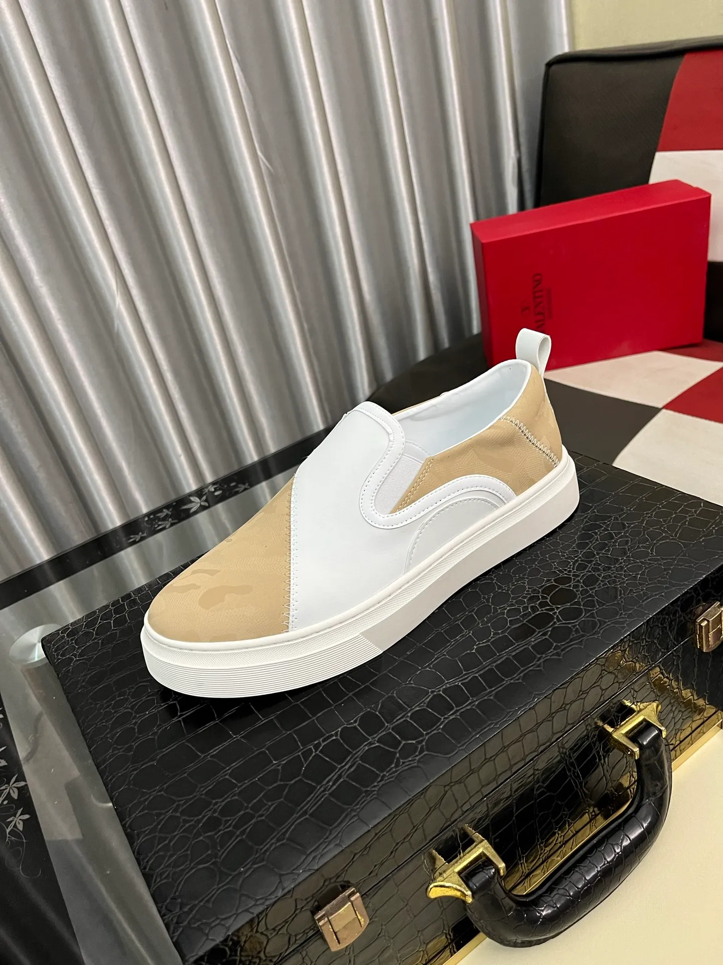 Men's shoes 💰420⌚️⌚️ VALENTINO Valentino's 2024 SS spring and summer new hot casual sports shoes, imported elastic fabric upper ➕The heel is Warren's exclusive rivet shape. The whole is very representative, the combination outsole is really easy to wear and very comfortable on the foot~, classic, comfortable and versatile! Size: 38-443️⃣Colors available